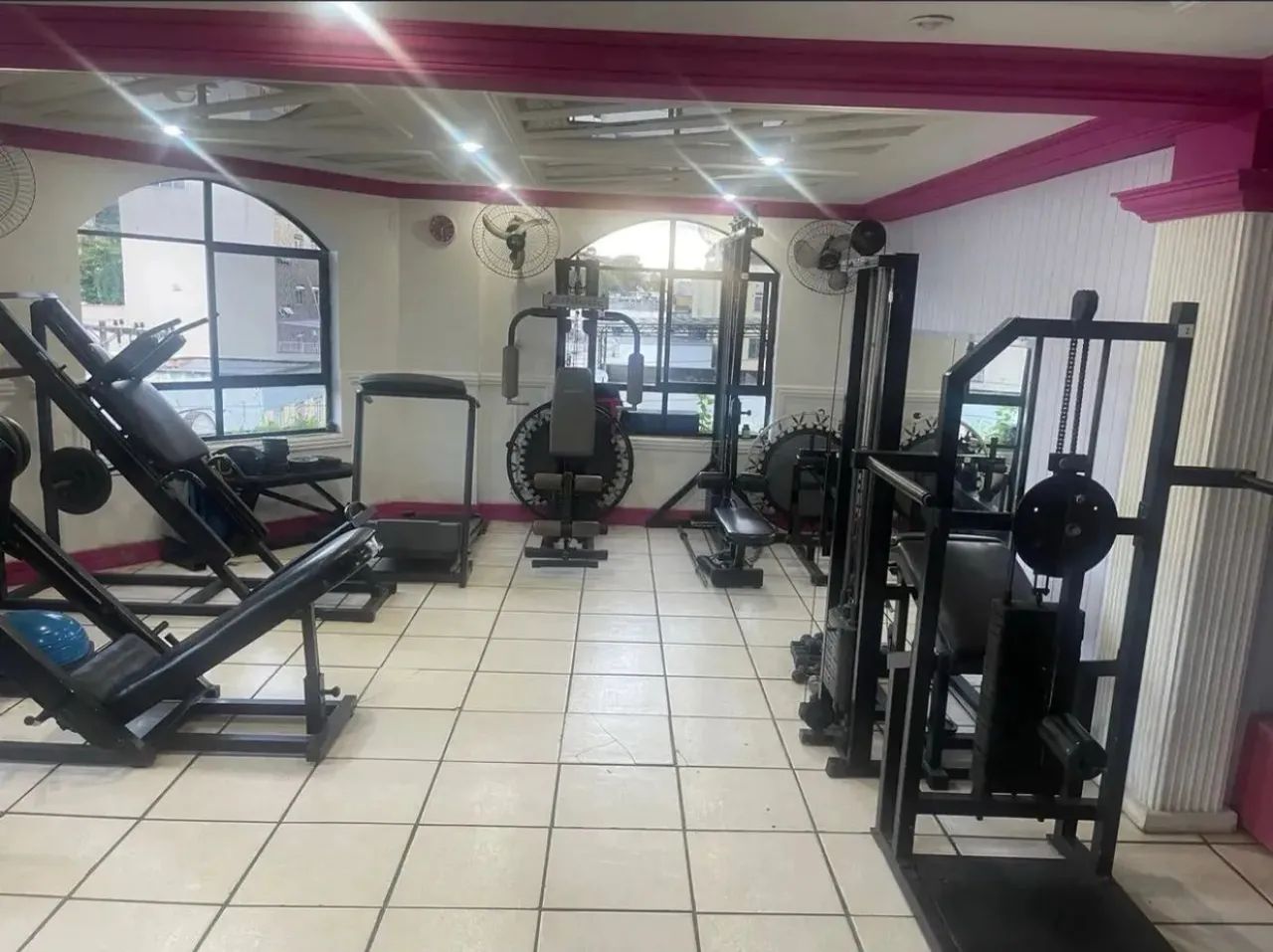 Equipamentos de academia completos ( VENDO OU PASSO PONTO COM TUDO MONTADO)