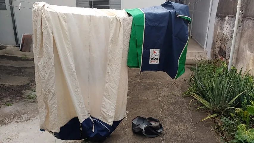 Barraca para acampar, 2 pessoas, muito prática e resistente.
