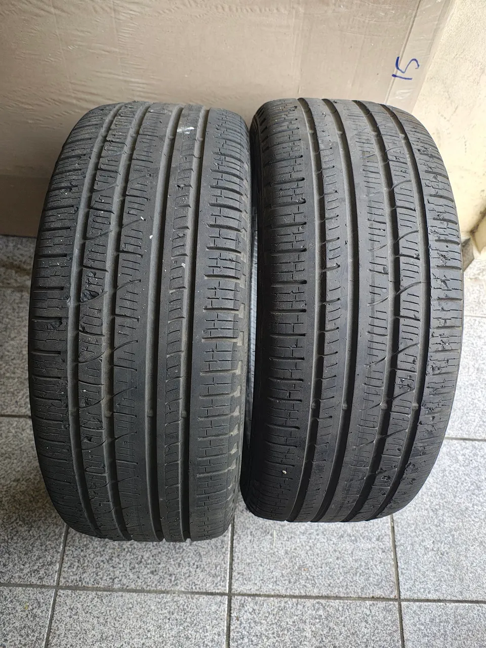 Pneu 235/45/19