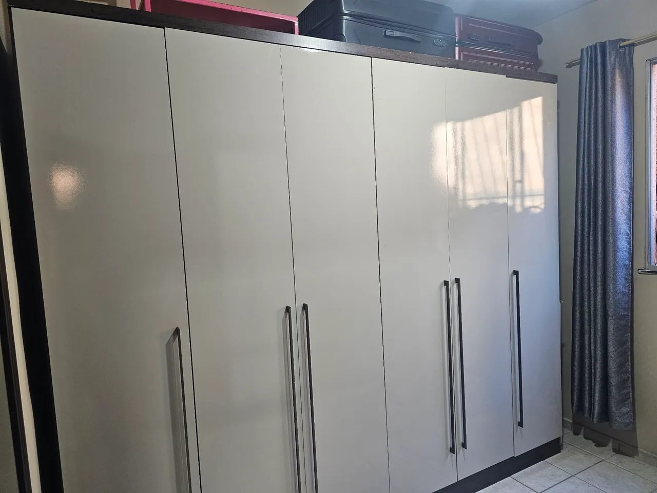 Guarda-Roupa Moderno com 6 Portas