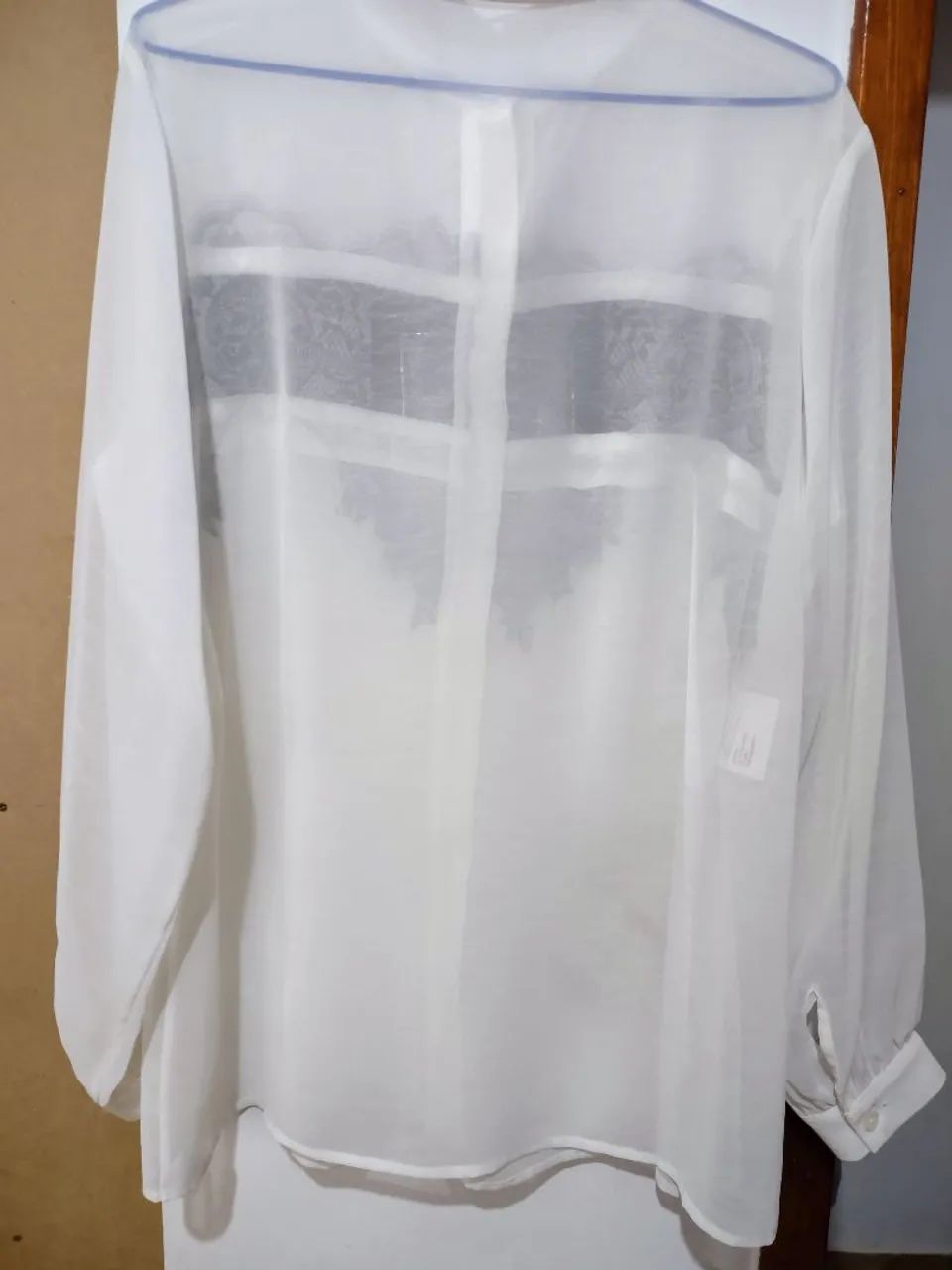 Camisa com transparência e aplicação de renda G - Foto 4