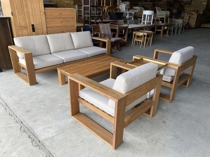 Conjunto de Sofá e Poltronas de Madeira