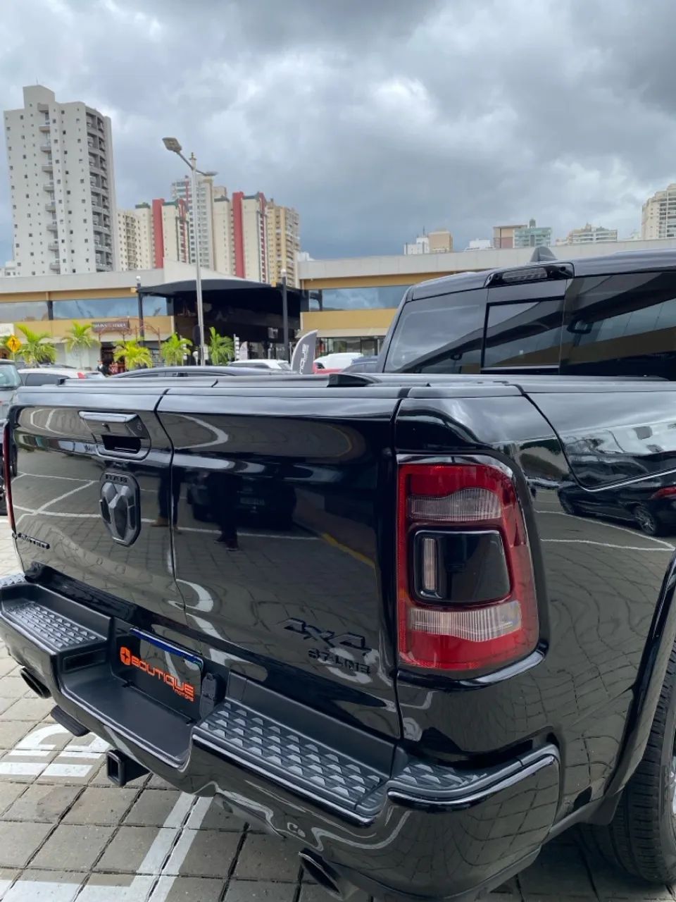 RAM 1500 5.7 4x4 Night Edition Automático  - Foto 4