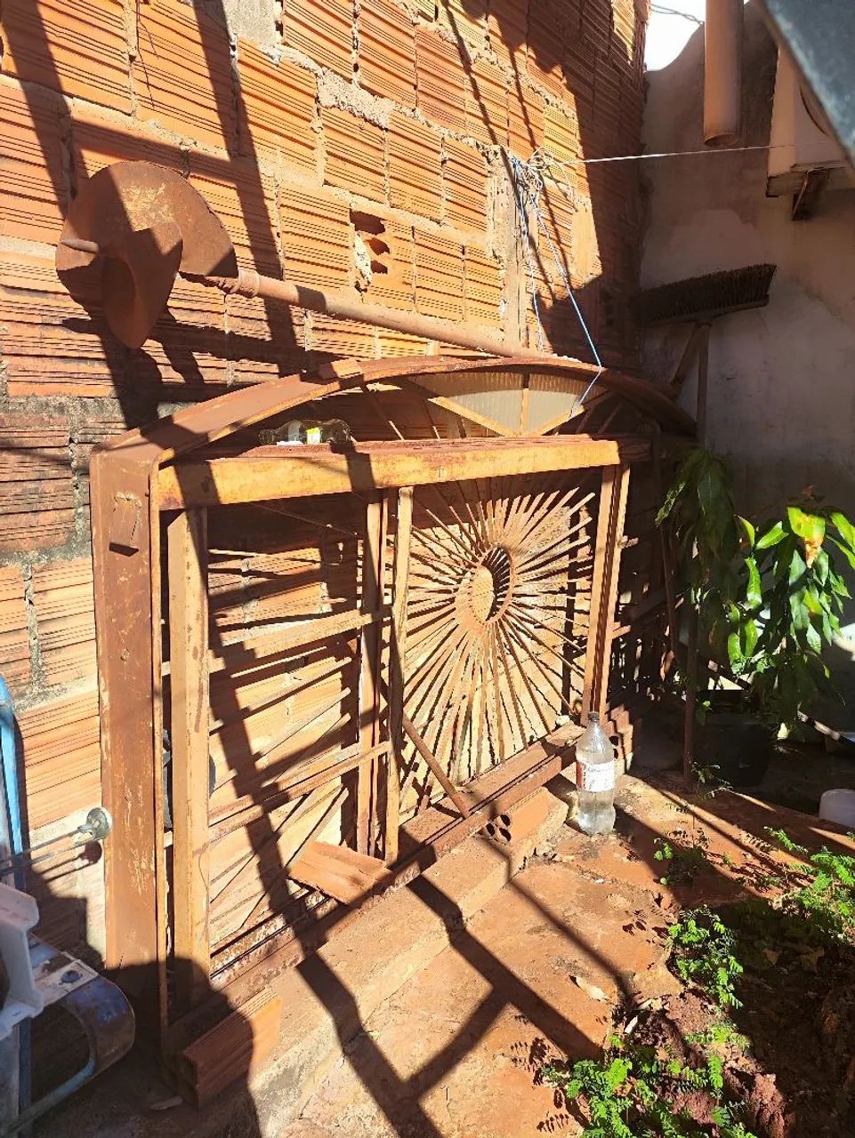 Janela de Ferro Antiga com Design Exclusivo - Foto 2