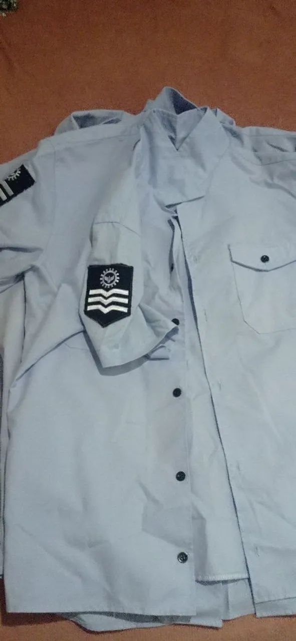 Uniforme aeronáutica, com insígnias de 3°Sgt64303953714307121