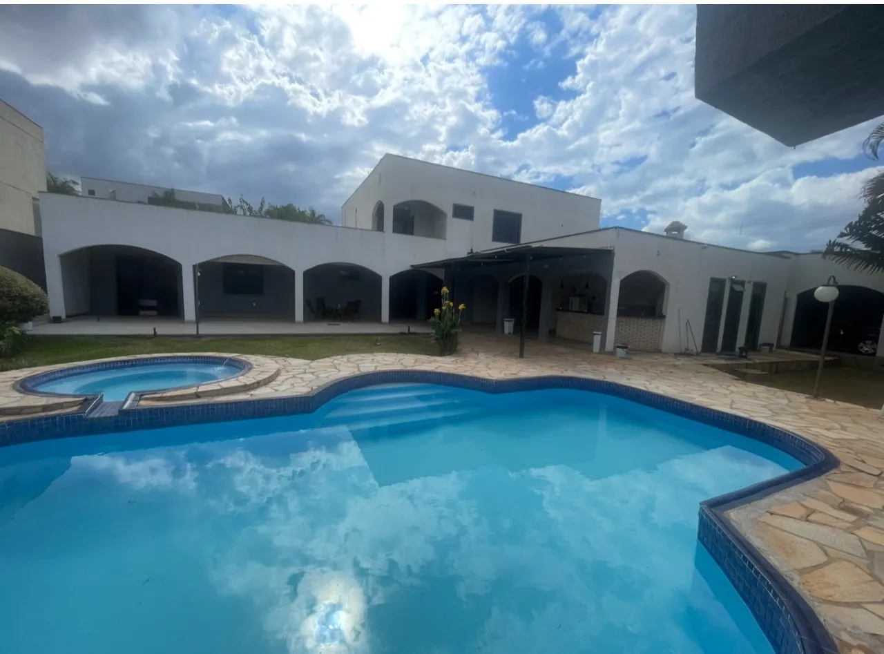 Vendo casa Arniqueira 10 banheiros com 5 suítes