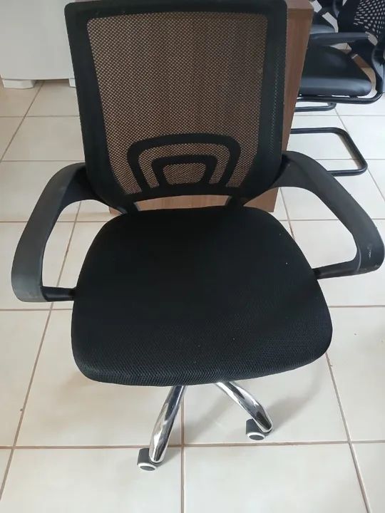 CADEIRA DE ESCRITÓRIO GIRATÓRIA E FIXA