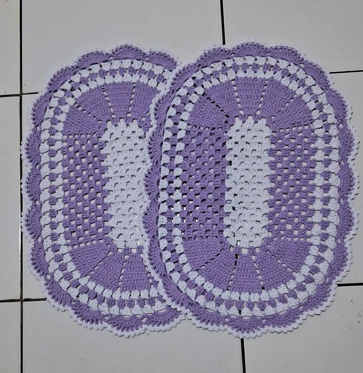 Tapete oval crochê lilás e branco comprimento: 64cm Largura: 46cm