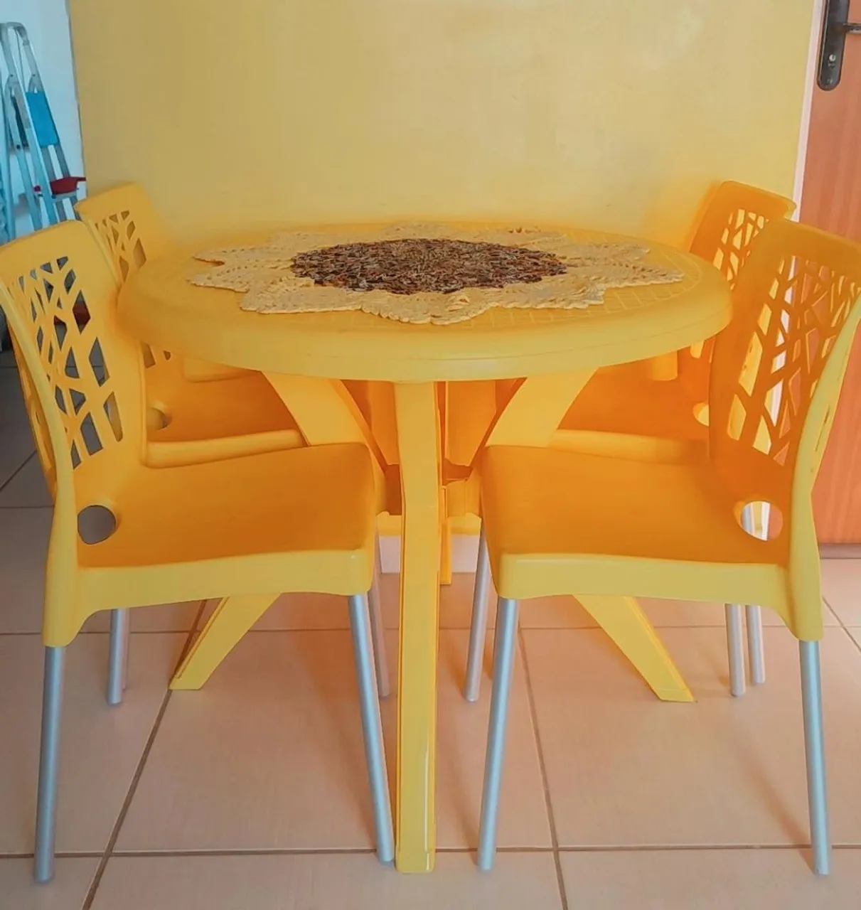 Conjunto de mesa e cadeiras para área externa