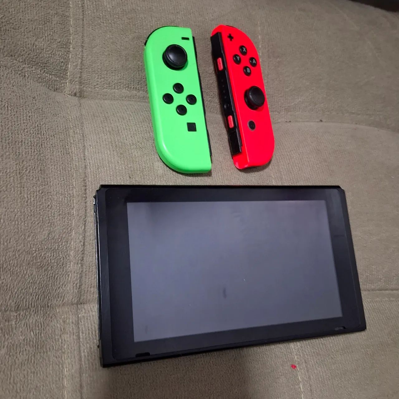 Nintendo Switch com Joy-Cons verde e vermelho - Foto 2