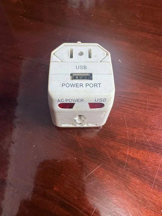 Adaptador de tomada com USB