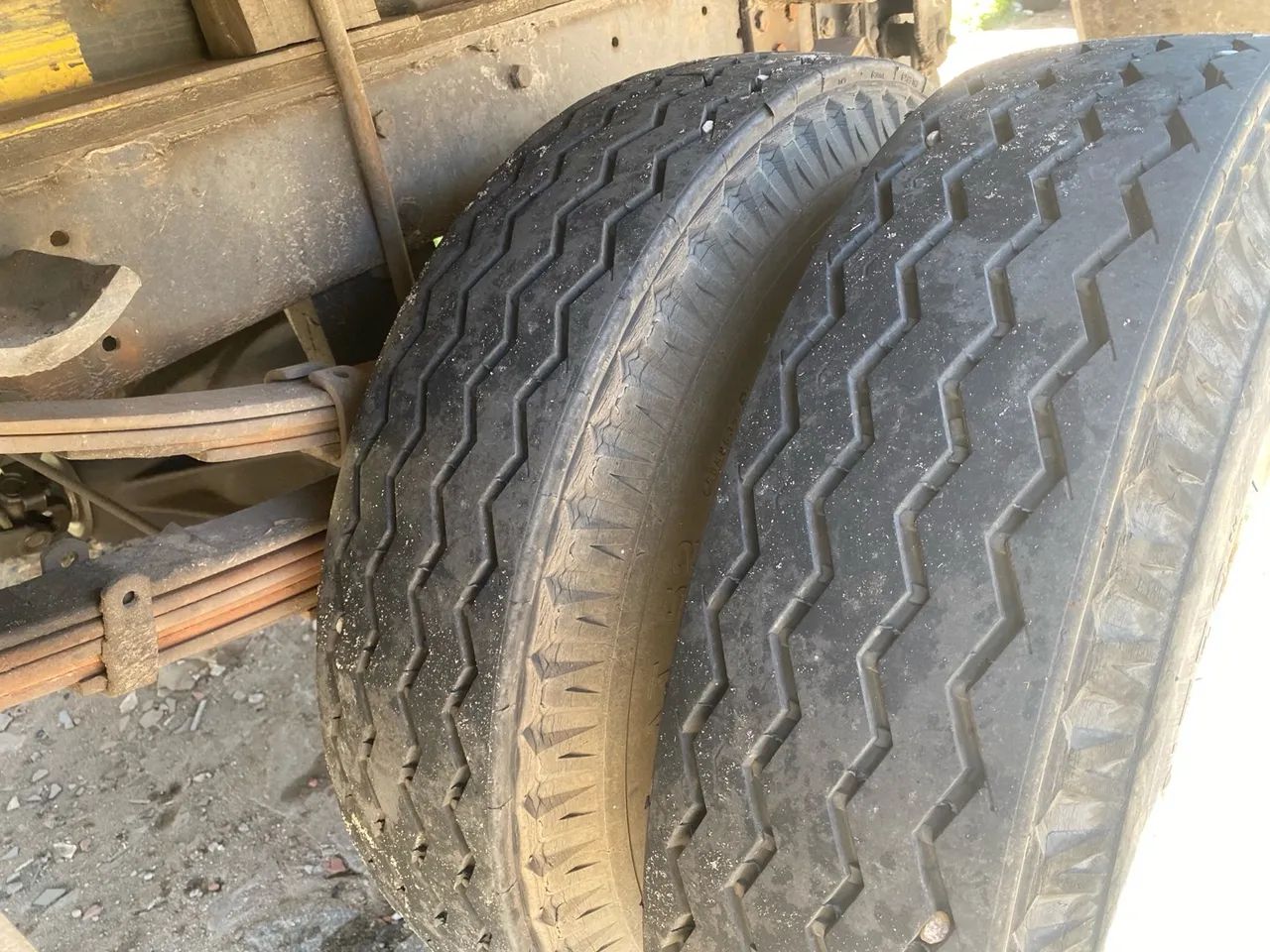 Vende e troca caminhão baú 5mts - Foto 5