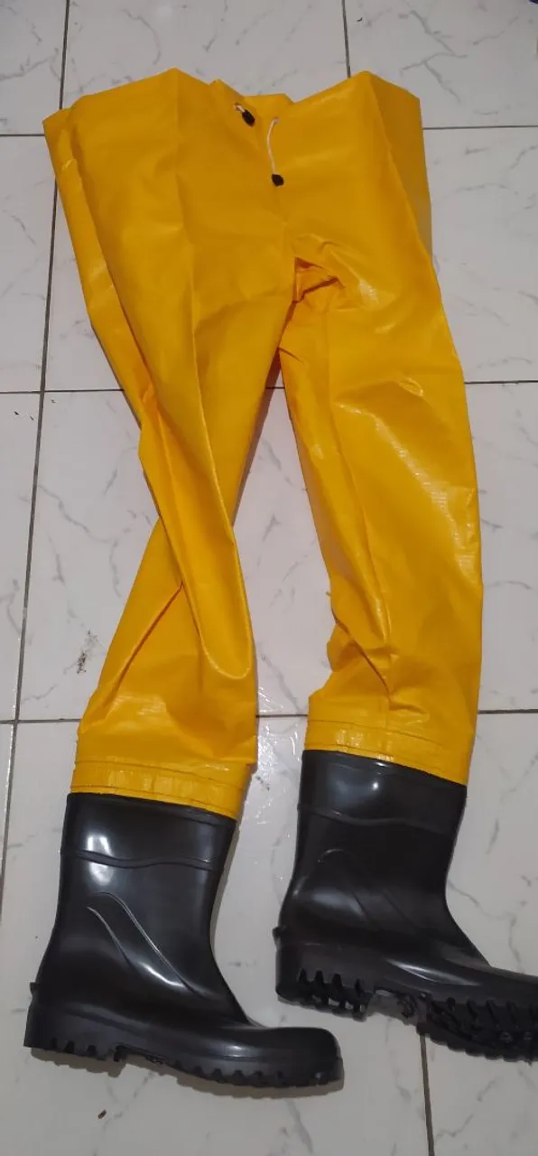 Calça Saneamento com bota PVC conjugada em promoção