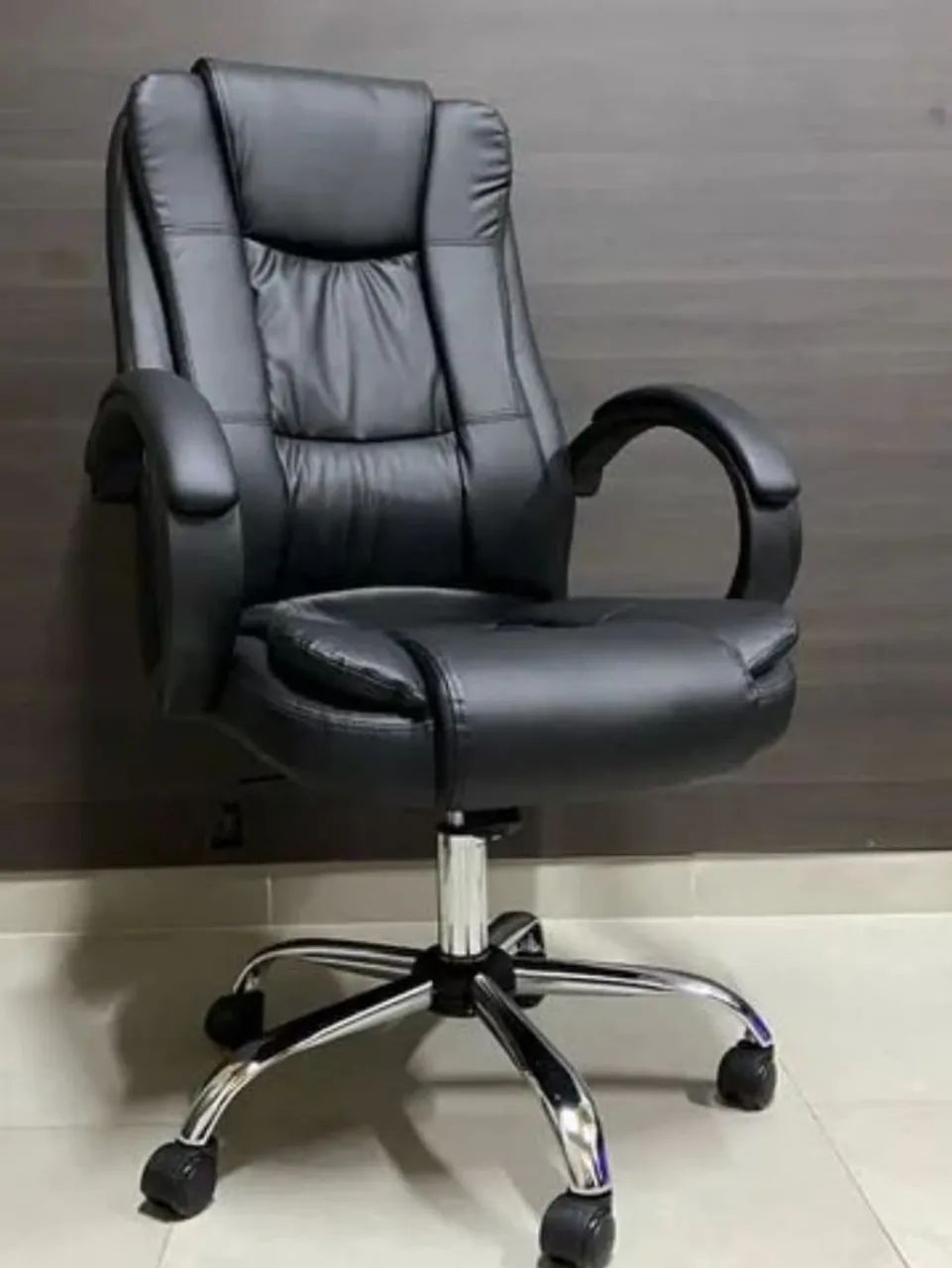 Cadeira de Escritório Executiva em Couro Sintético - Conforto e Estilo