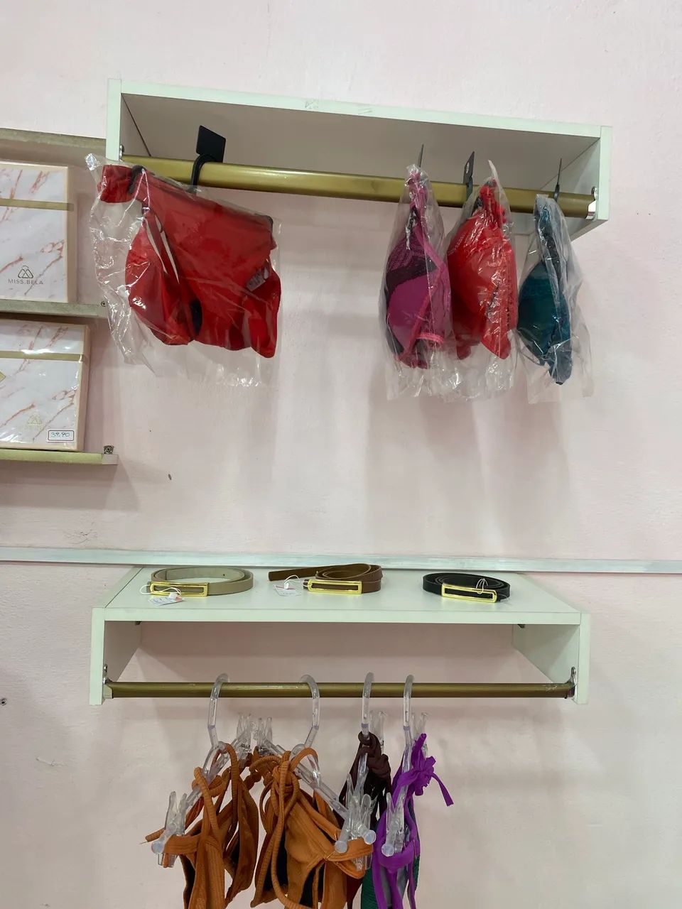 Araras para loja de roupa 