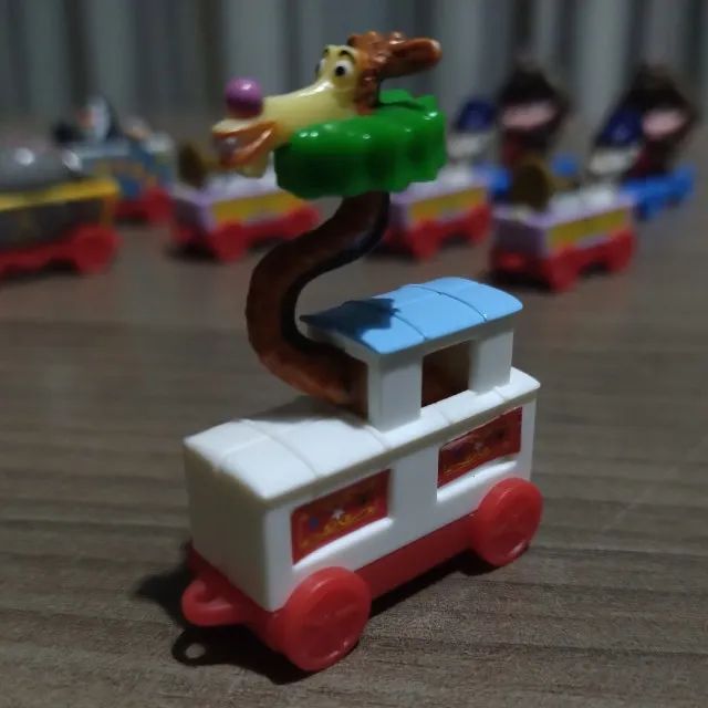 Kit brinquedos Kinder Ovo trem Madagascar - Foto 2