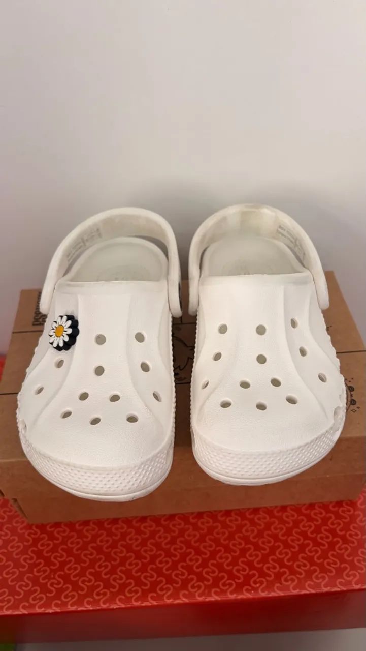 2 Crocs infantil lavanda e branco  - Foto 5