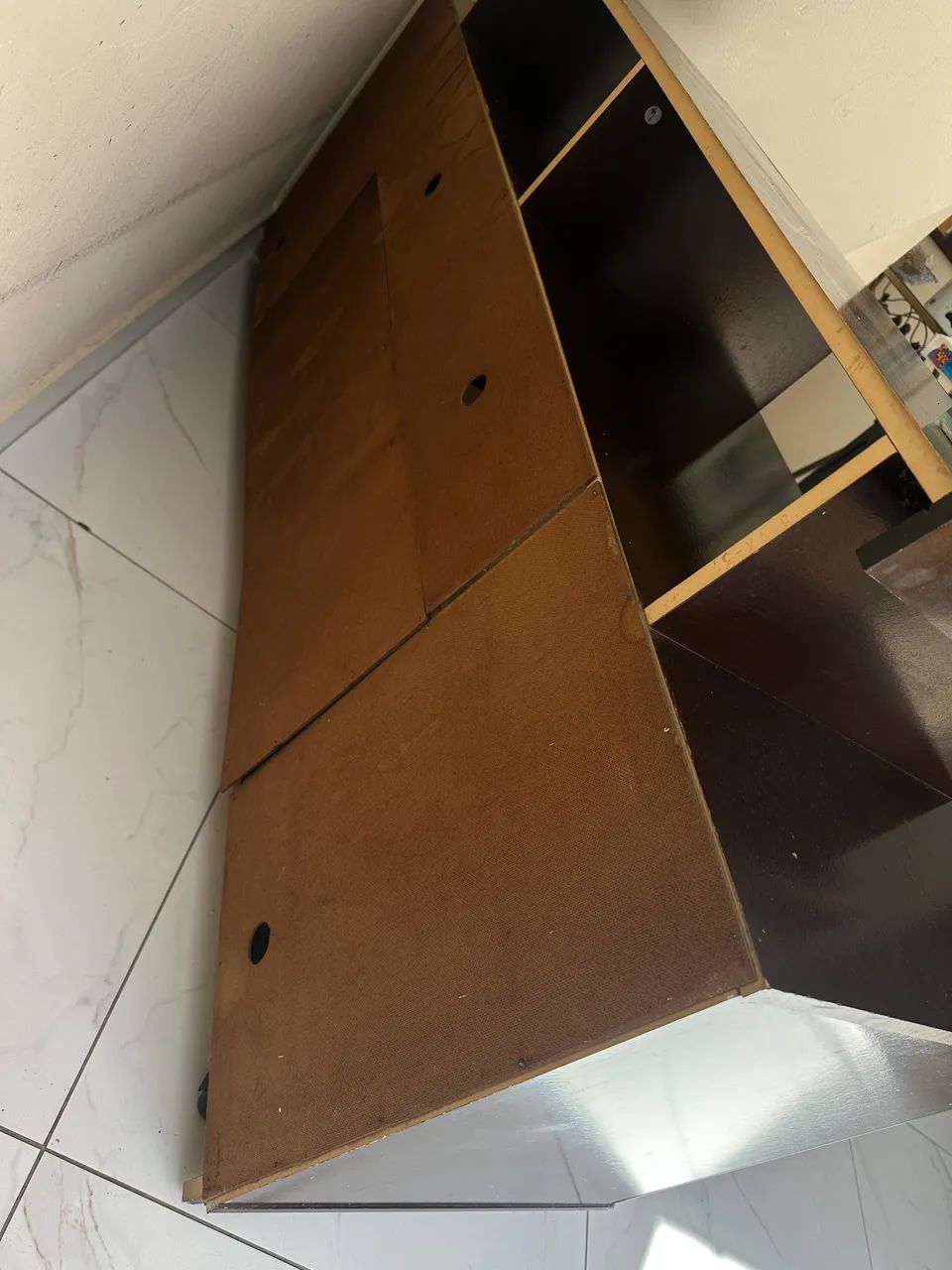 Rack para TV de madeira marrom com nichos - Foto 3