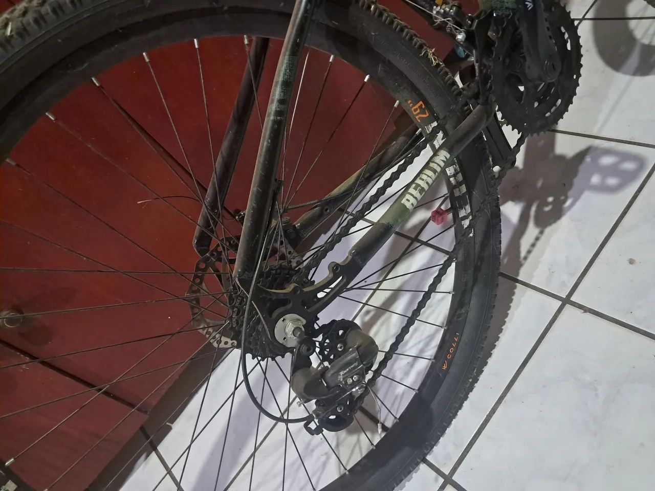 Bicicleta aro 29 , no precinho e conservada - Foto 2