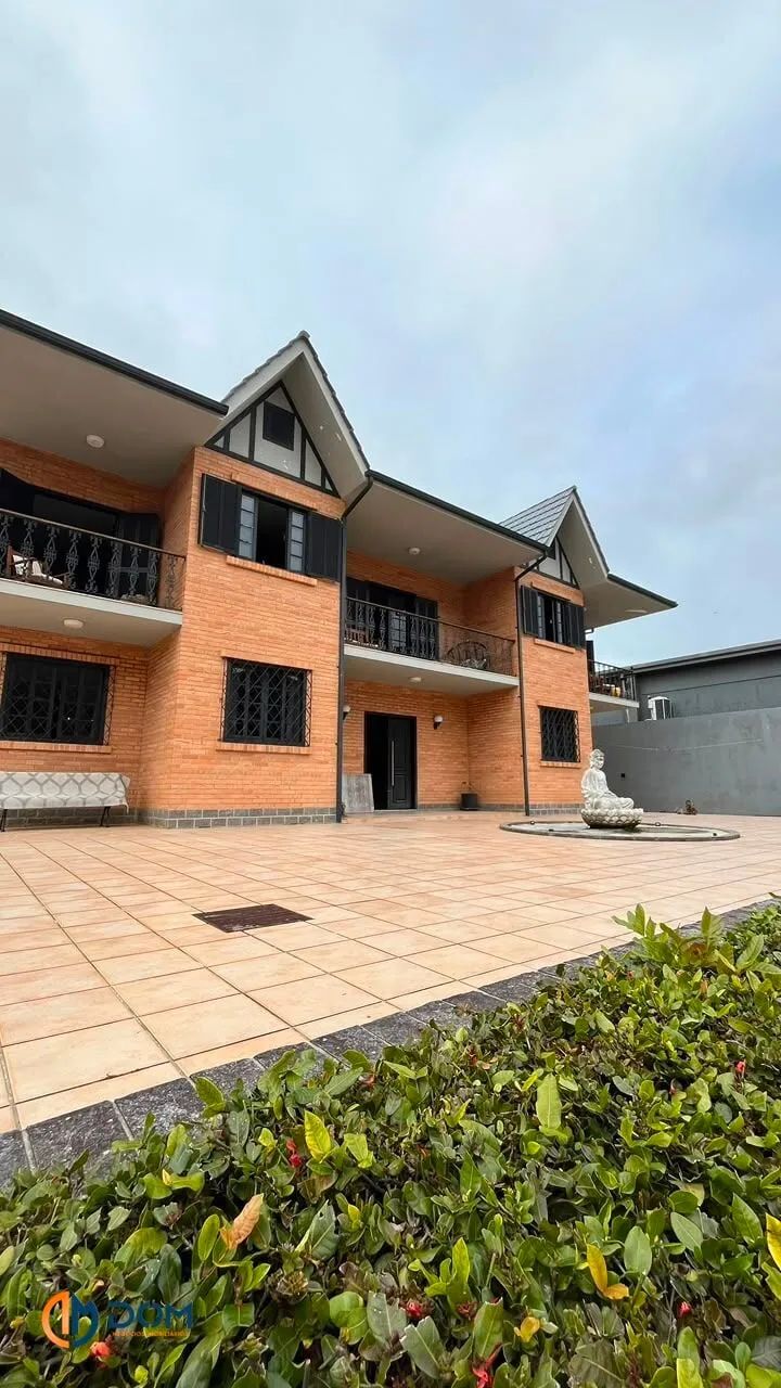 Casa de alto padrão com estilo europeu clássico - Foto 2