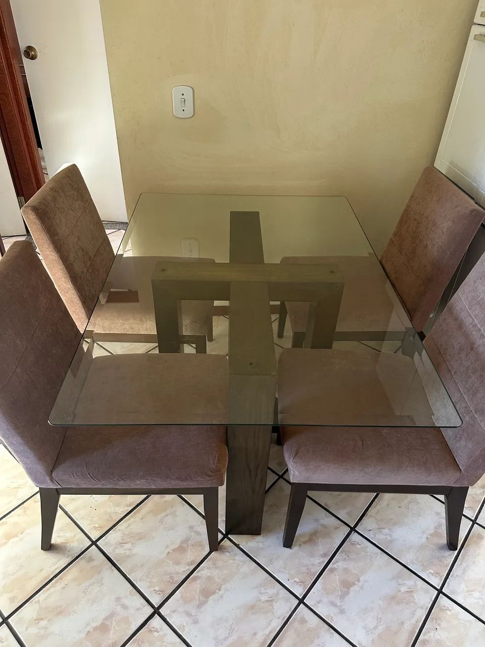 Mesa de madeira com 4 cadeiras  - Foto 2