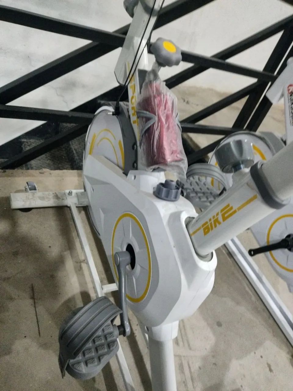 Bicicleta ergométrica branca  - Foto 4