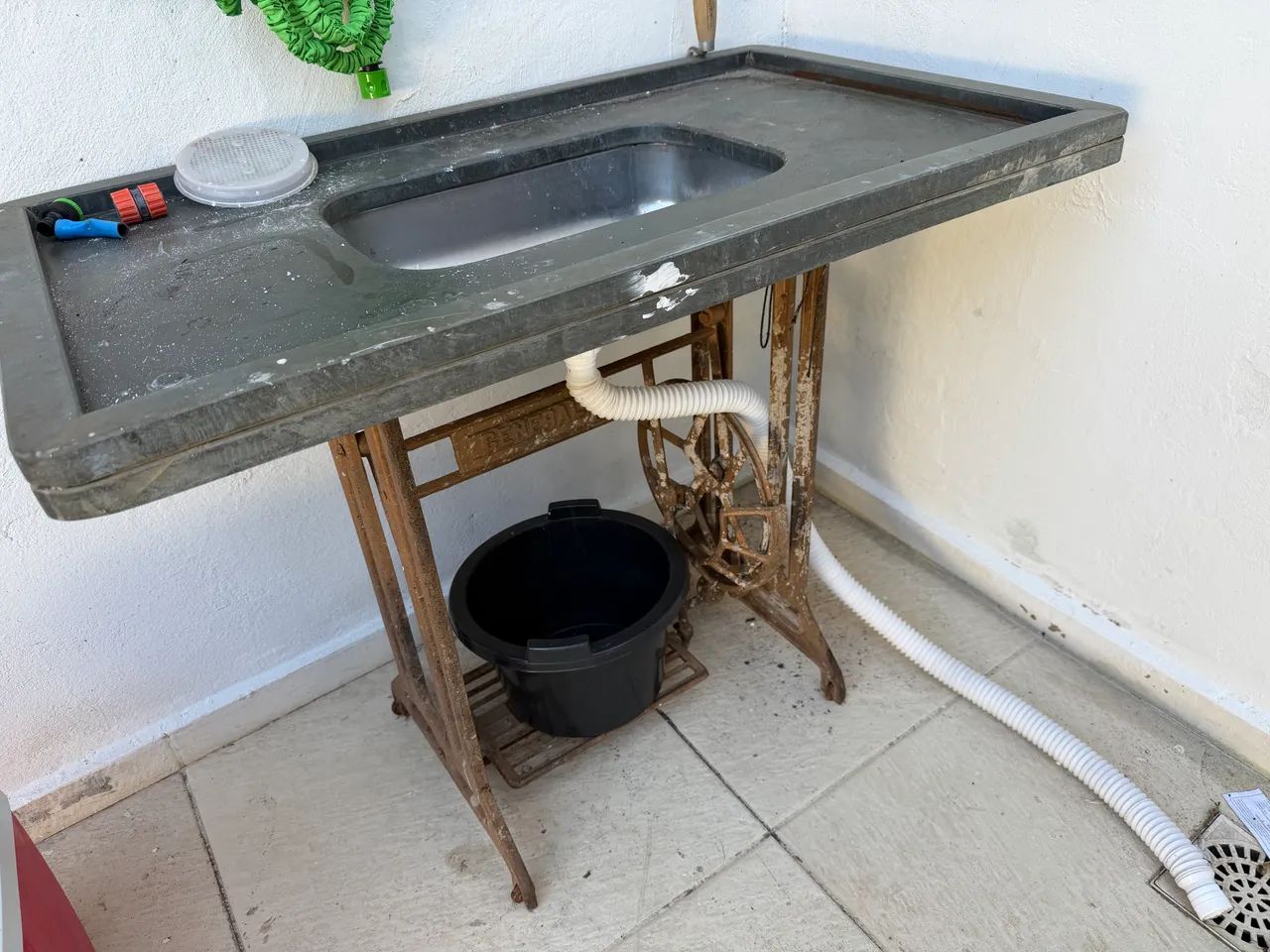 Pia com pé de maquina sifão e ralo completa 