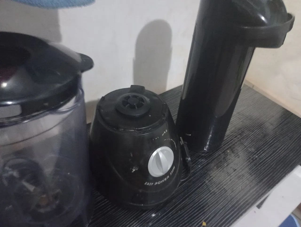 Liquidificador e garrafa de café 