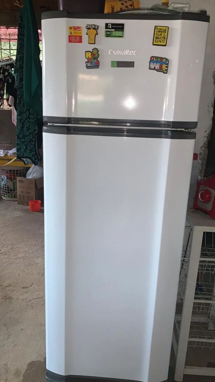 Geladeira Esmaltec branca. 276L nova. Nota fiscal e garantia de loja 