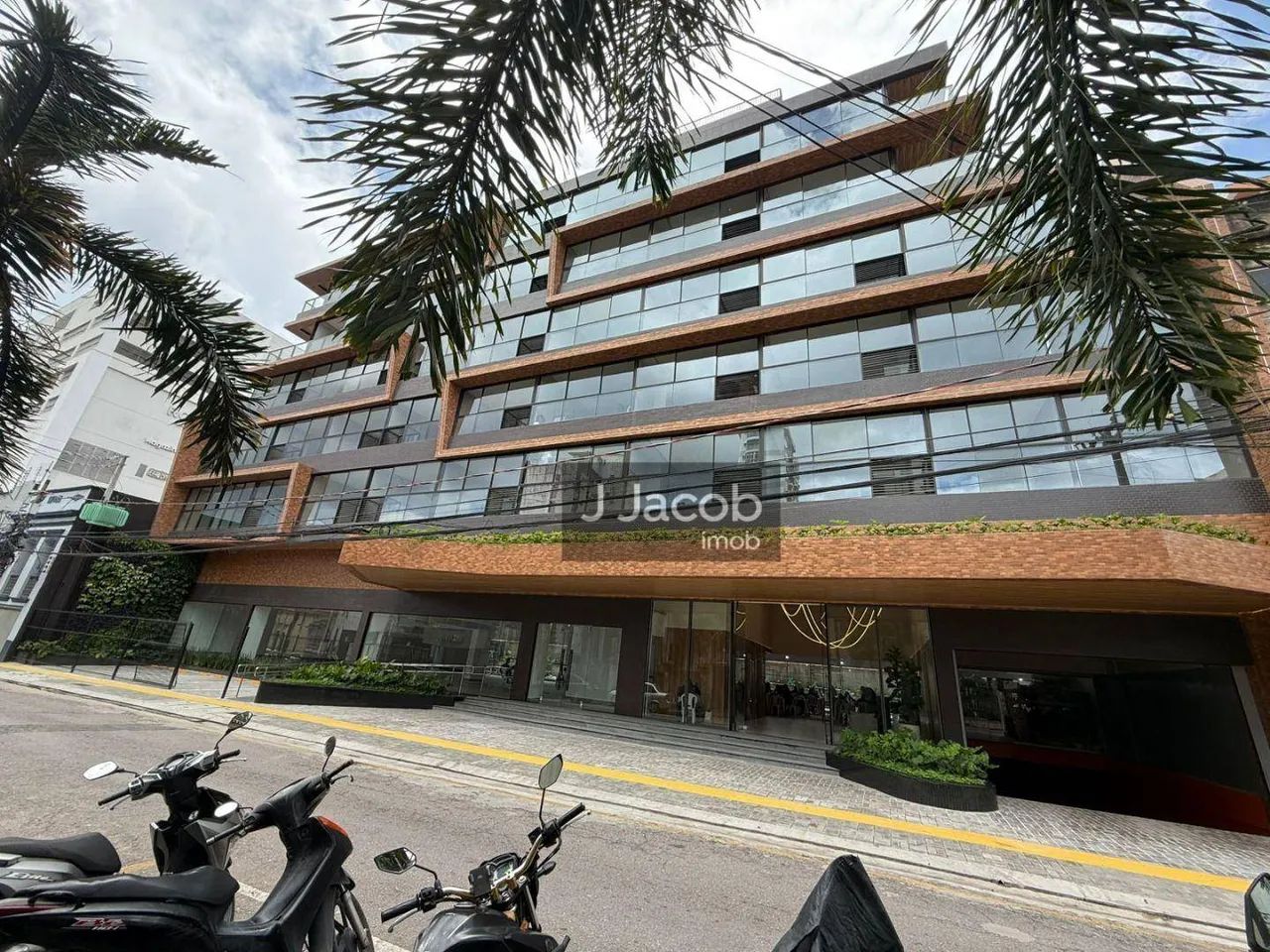 Alugo Loja de 242 m² no Ed. In Boulevard - bairro Reduto