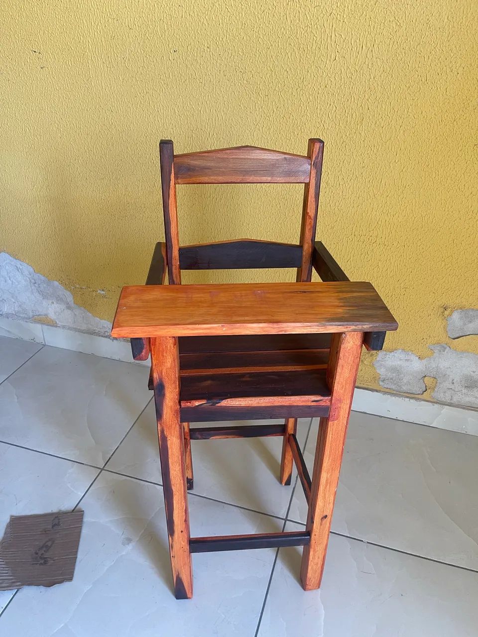 Cadeira de criança de madeira