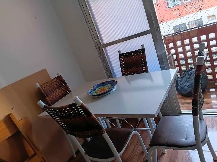 Vendo mesa com 4 cadeiras