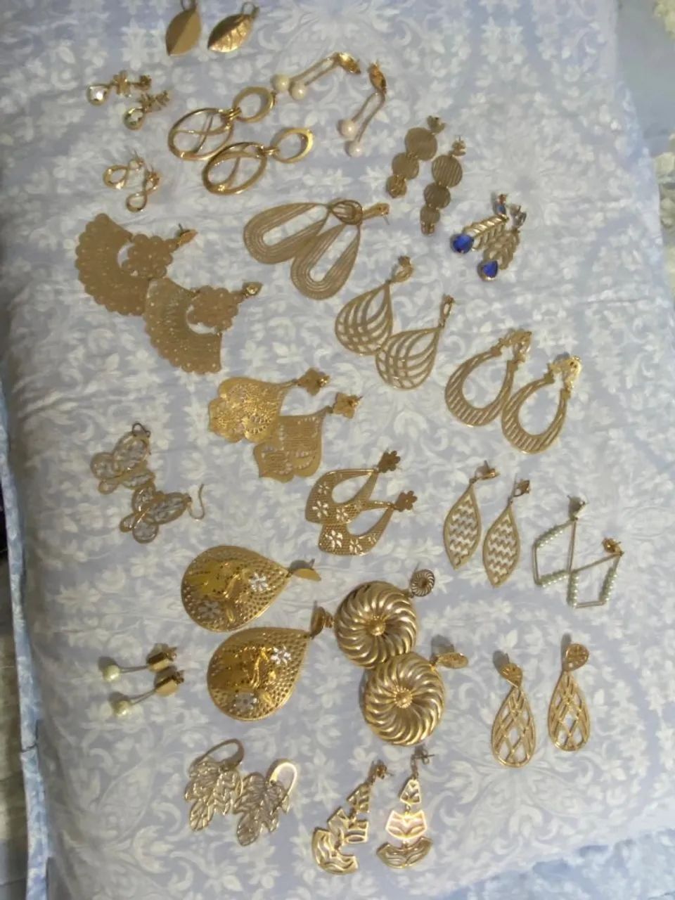 Joias da Rommel, brincos, correntes com pingentes, pulseiras.