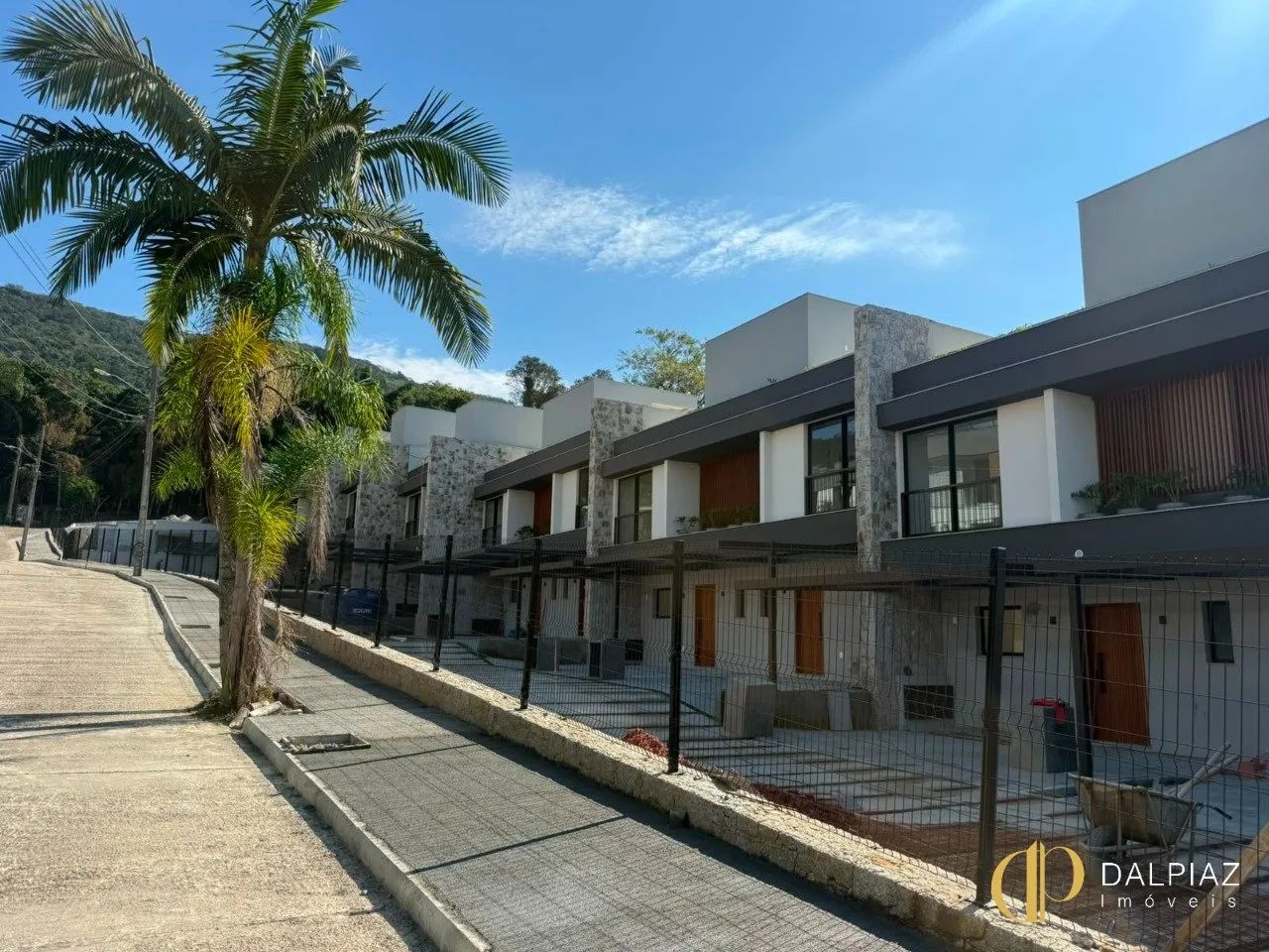 Excelente Sobrado Triplex de Alto Padrão no Canto da Lagoa - Foto 2