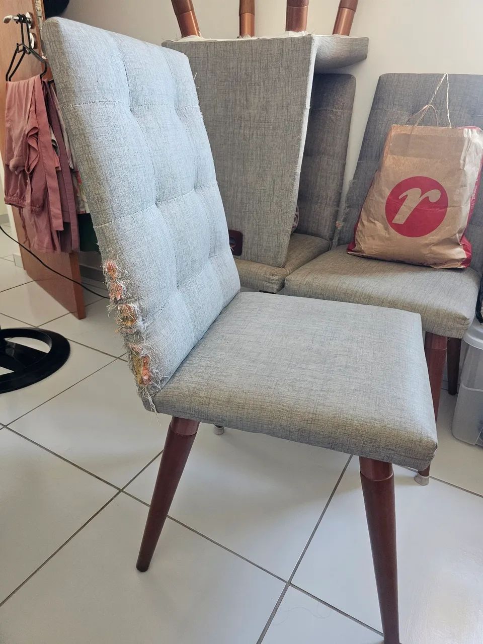 Conjunto de cadeiras usadas, com algumas avarias - Foto 2