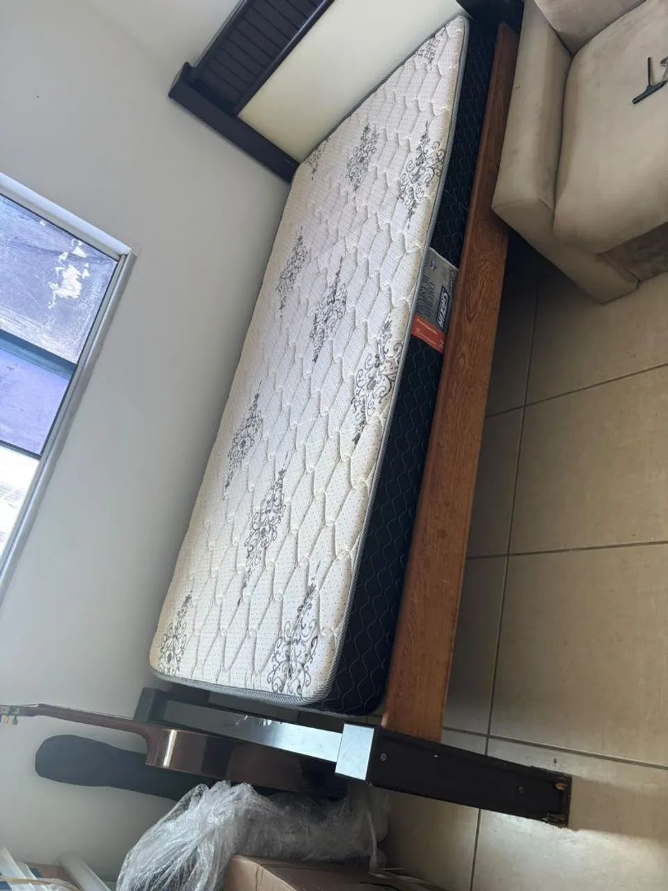 Cama de solteiro de madeira + colchão novo - Foto 2