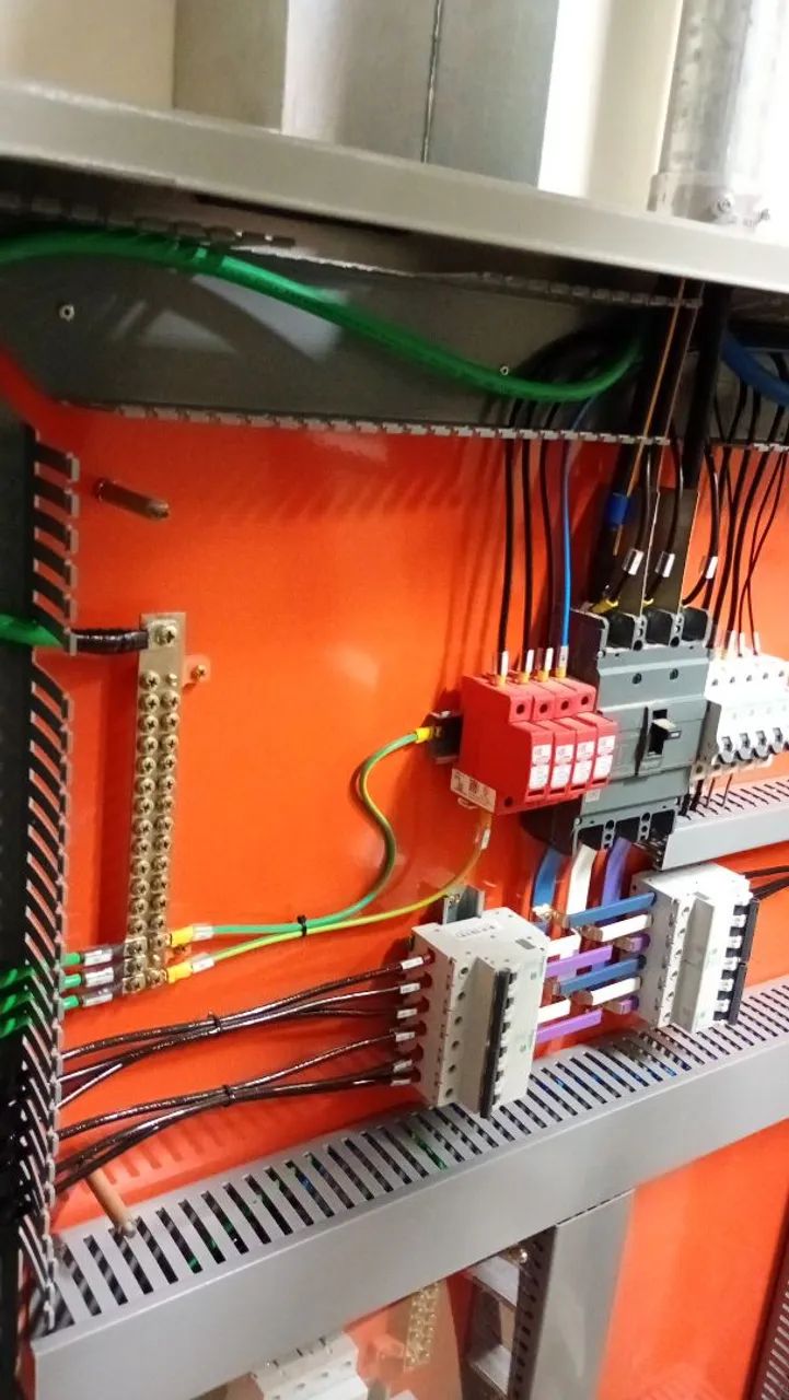 Serviços elétricos E motorista particular com carro próprio. - Foto 4