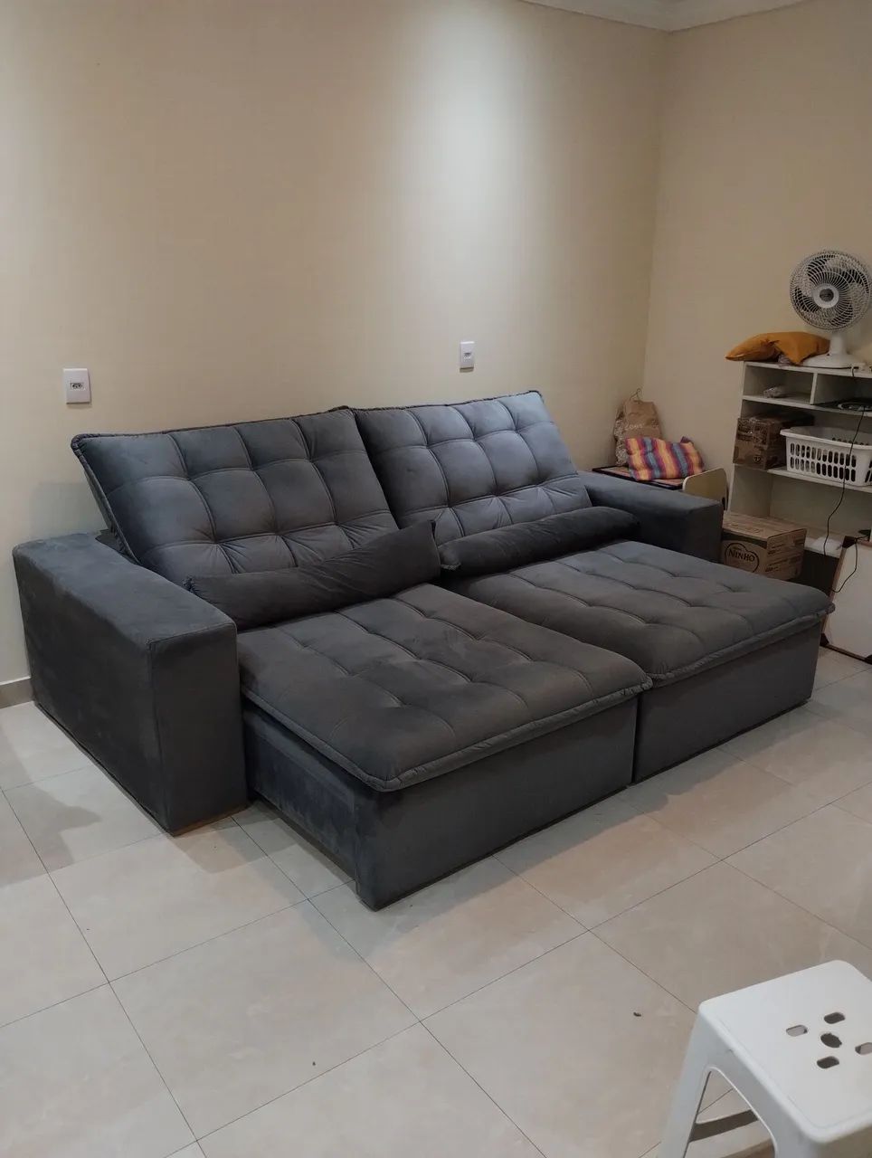 Sofá retrátil suede - 2,5 metros (4 lugares) 8 meses de uso