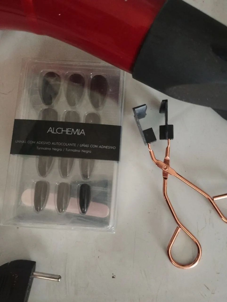 Secador de cabelo só arruma e unhas e uma tesoura  - Foto 2