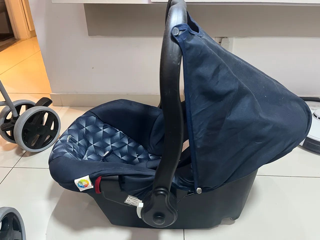Carrinho de bebê com bebê conforto - Foto 2