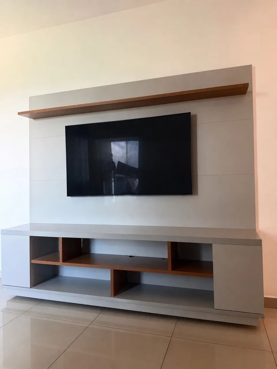 Painel e rack cor laqueado
