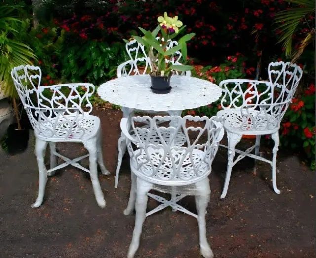 Conjunto 4 Poltronas e 1 Mesa Modelo Viena Estrutura Branco