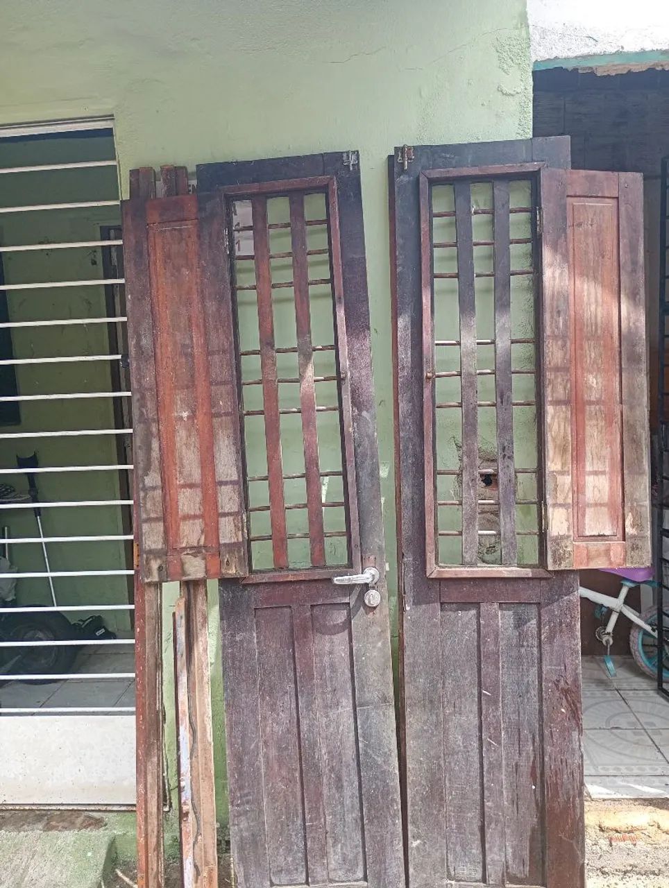 Vendo uma porta veneziana madeira Massaranduba 90por 2,10 Josafá *27 - Foto 2