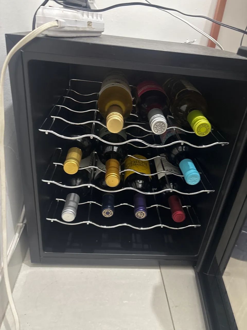 Vendo adega com vinhos importados  - Foto 2
