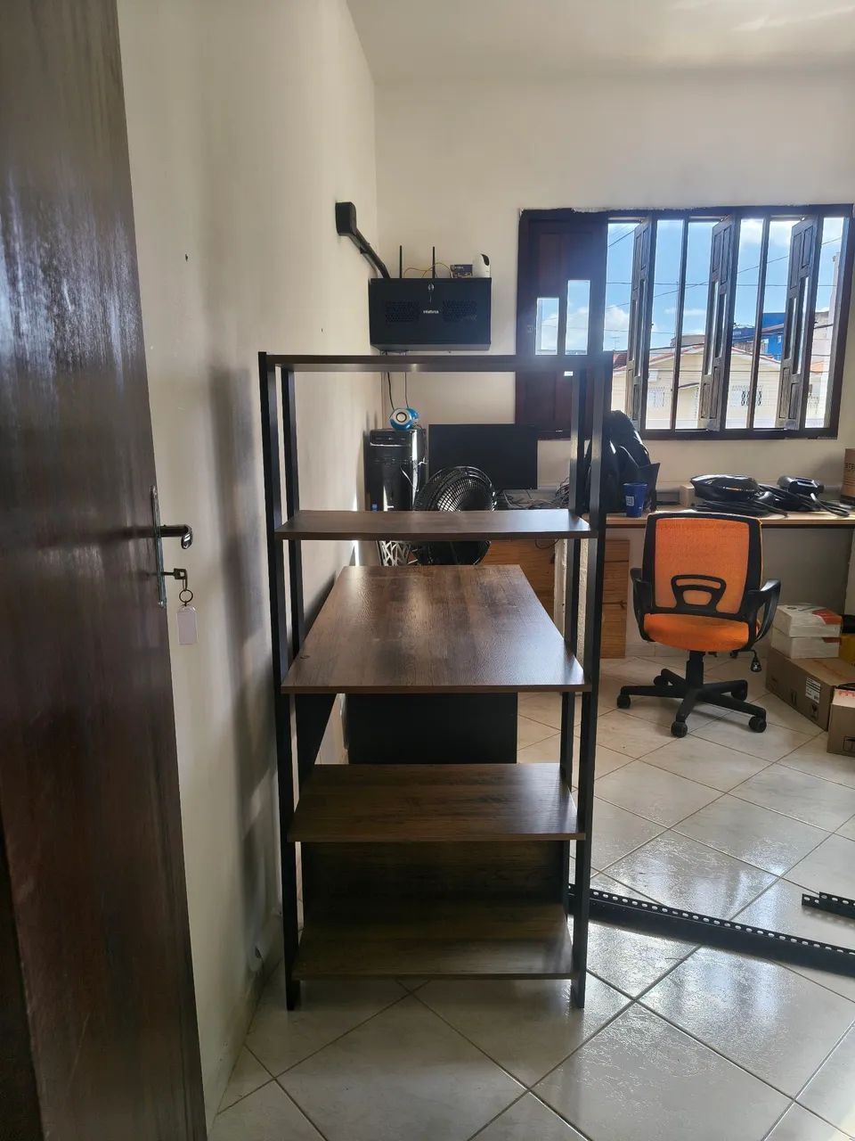 Escrivaninha com bastante espaço  - Foto 3