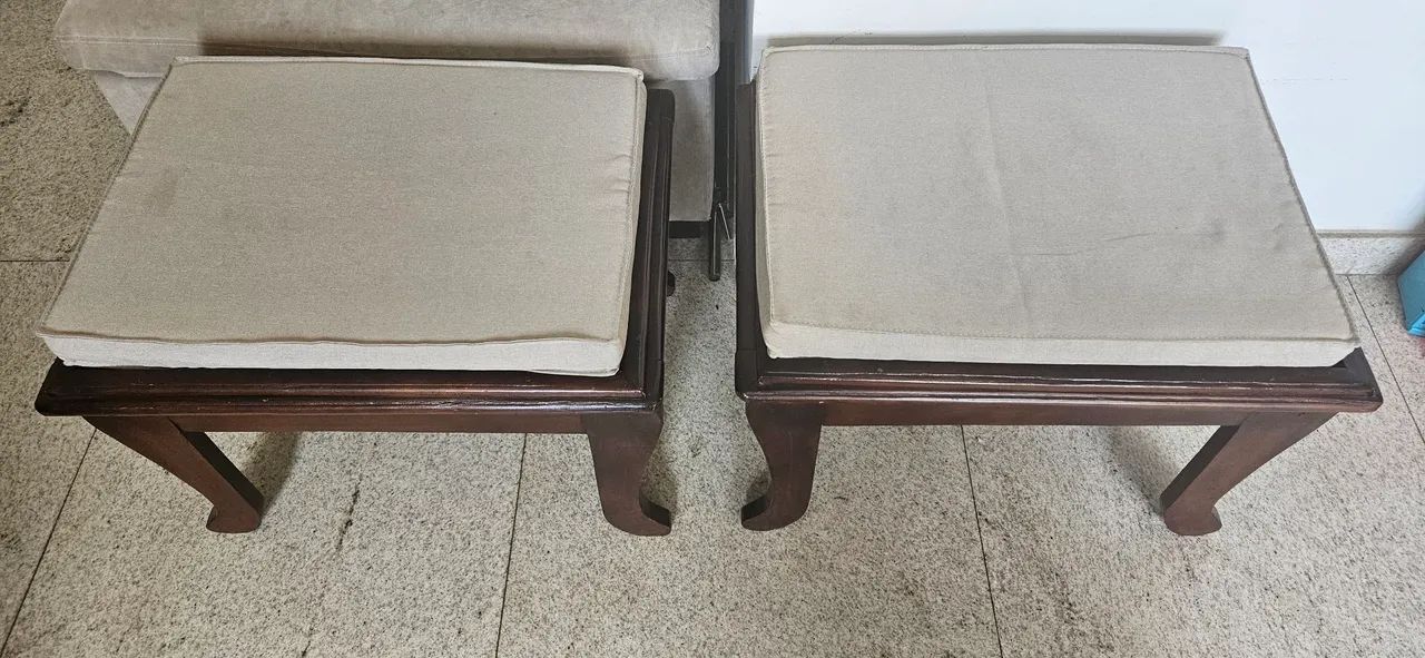 Conjunto de bancos, almofadas estofadas em linho.