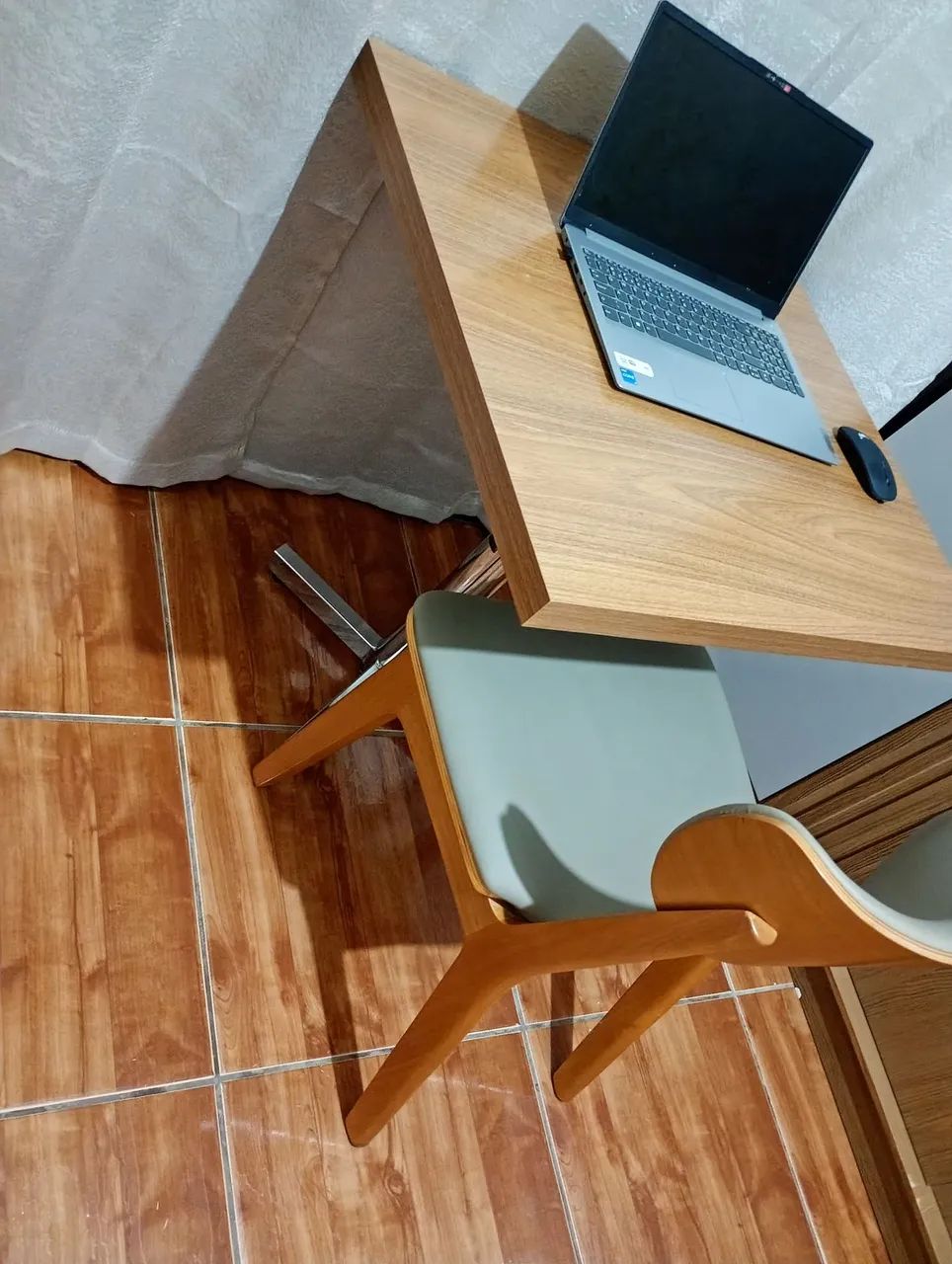 Mesa e cadeira 
