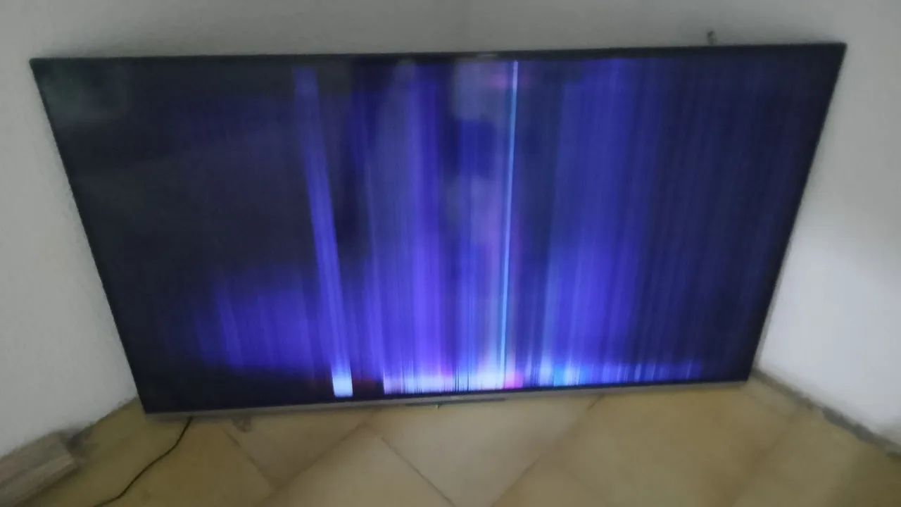 Tv TCL com listras 