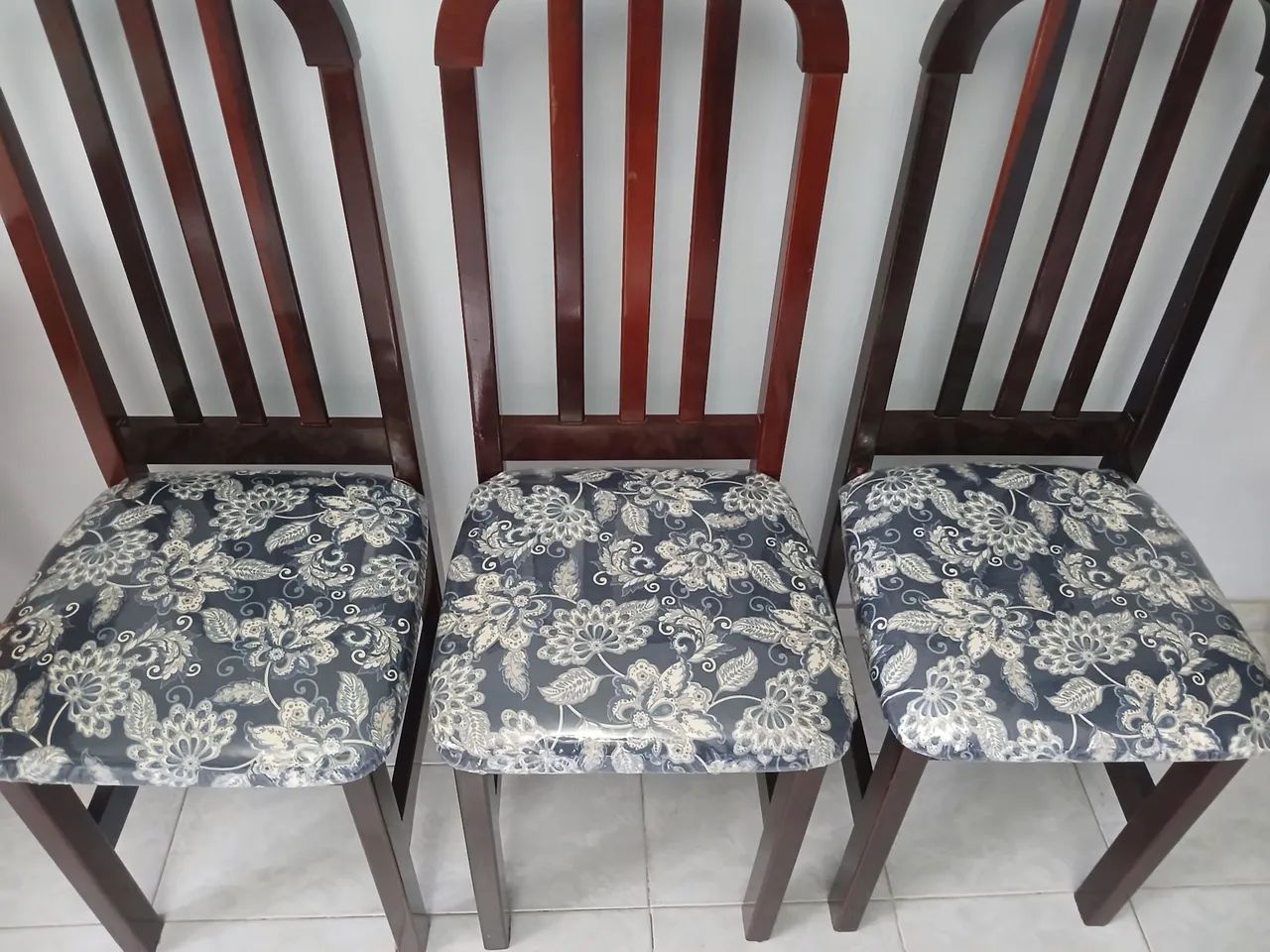 Vendo mesa com tampo de vidro e conjunto de cadeiras. - Foto 4