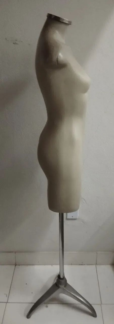 Manequim Feminino Fibra e base cromada longa  - Foto 2